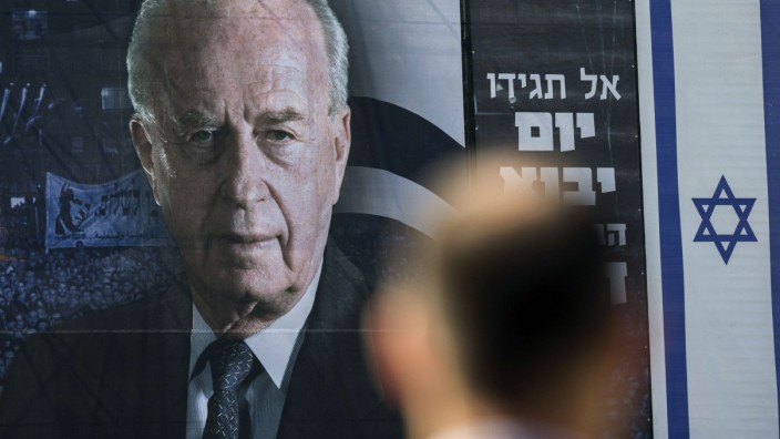 Gedenken an Rabin: Ein Plakat Rabins vor der Gedenkfeier zum 20. Todestag des Politikers in Tel Aviv.