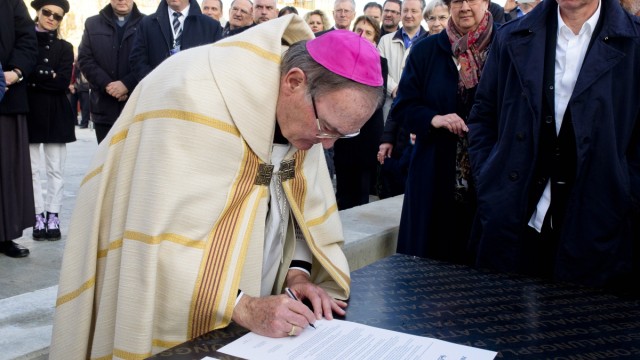 Neue Kirche Poing: Auch Bischof Haßlberger setzt seine Unterschrift unter das Dokument.