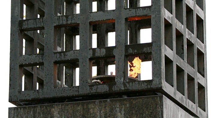 Pegida-Demo am 9. November: Eine ewige Flamme brennt zum Gedenken an die Opfer des Nationalsozialismus auf dem gleichnamigen Platz in München.