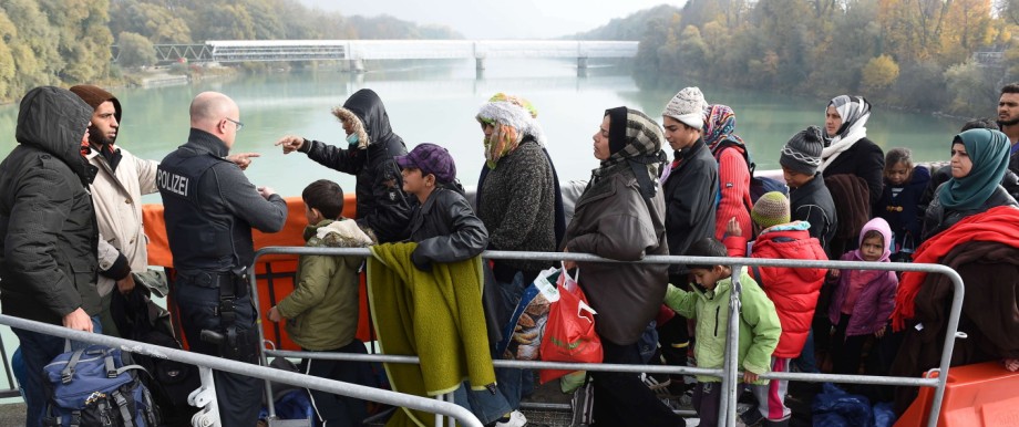 Transitzonen und Einreisezentren: Wie soll mit ihnen umgegangen werden? Flüchtlinge warten auf der Innbrücke zwischen Braunau und Simbach auf die Einreise nach Deutschland.