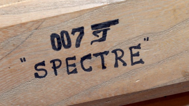 Kino: Auf die Unterseite der Sitzfläche hat Susanne Zahn mit schwarzer Farbe "007 Spectre" geschrieben, so wie sie alle Bond-Requisiten damit signierte.