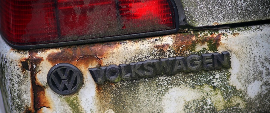 VW-Logo an verwittertem Volkswagen