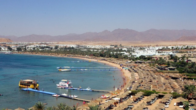 Britain halts Egypt flights amid concerns bomb caused Sinai crash