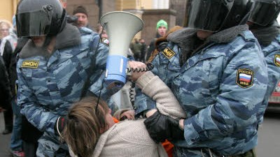 Russland und die Meinungsfreiheit: Übliches Verhalten gegenüber Regierungskritikern: Moskauer Polizisten führen Putin-Gegner ab.