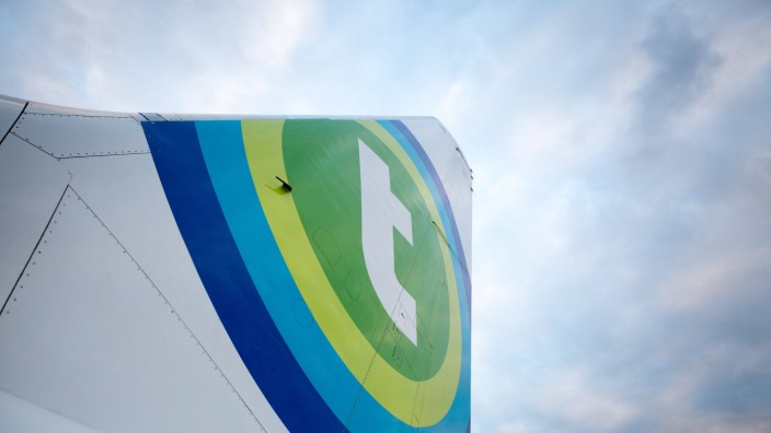 Ein Airbus der Fluggesellschaft transavia steht am 08 07 2015 am Flughafen Tegel auf dem Rollfeld