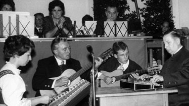 Musik in Dachau: Ein historisches Dokument: Hedi Heres (v.l.) gemeinsam mit Vater Heinrich, Bruder Heinz Neumaier und Jakob Gschwendtner Anfang der Fünfzigerjahre.