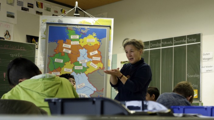Puchheim: MITTELSCHULE - Schul-Unterricht für Flüchtlingskinder / Lehrerin Fuchs-Hager