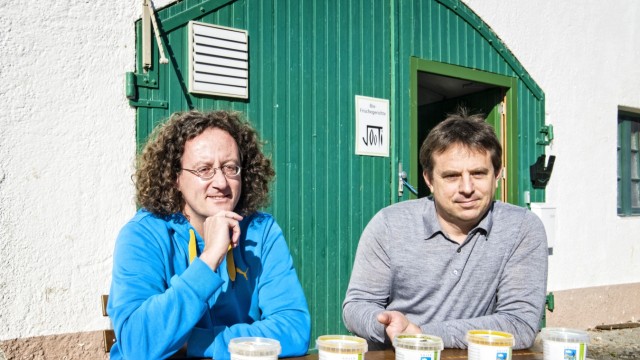 Gauting: Krummes Gemüse landet bei Joachim Schwarz (links) und Timo Kreuzer im Kochtopf.