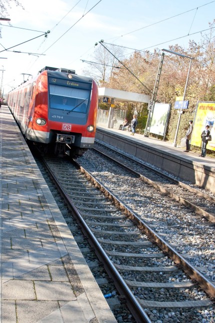 Ebersberg: Die S2 soll die Stationen zwischen Erding und München, hier der Bahnhof in Poing, öfter anfahren, fordern Fahrgäste, Wirtschaft und Politik.