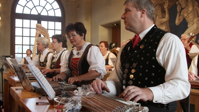 Musik in Dachau: Das Dachauer Schloss ist die Heimstätte des Zitherklubs bei Konzerten.