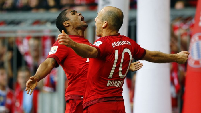12. Spieltag in der Bundesliga: Die ersten beiden Torschützen der Bayern - Douglas Costa (li.) und Arjen Robben jubeln.