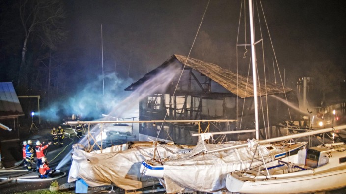 Starnberg: Die Flammen haben das 95 Jahre alte Wahrzeichen des Münchner Yacht-Clubs völlig zerstört. Club-Präsident Niko Stoll spricht von einem "Alptraum".