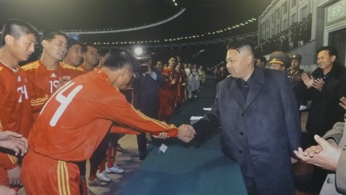 Sport: So nah und doch so fern: Kim Jong Un beim Treffen mit Fußballern seines Landes. Das Bild hängt goldgerahmt in der Fußballschule.