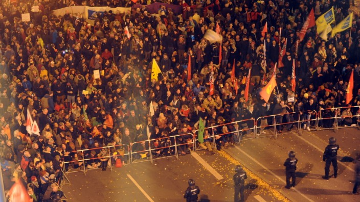 München: Gegendemonstranten vor einer Polizeiabsperrung an der Münchner Freiheit.