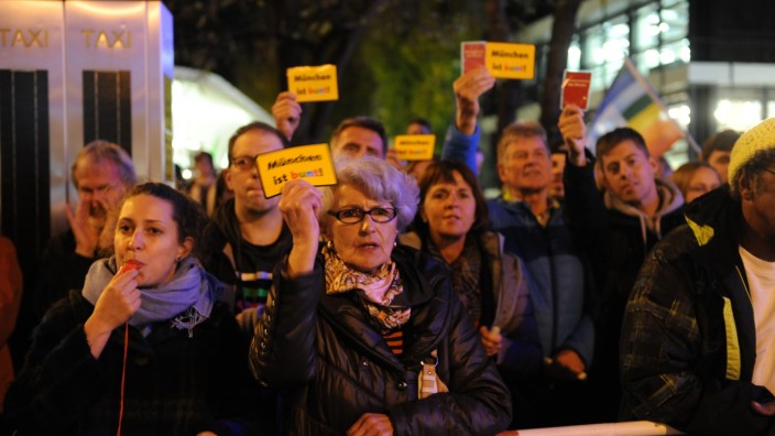 Münchner Freiheit: Tausendfacher Protest: Viele Münchner versperrten am Abend des 9. November der Pegida den Weg.