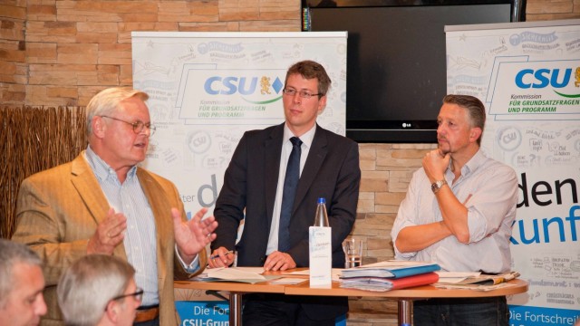 Diskussion über Leitkultur: Leidenschaftliche Diskussion: Kreisrat Martin Lechner, Referent Markus Blume und Kreisvorsitzender Thomas Huber (von links).