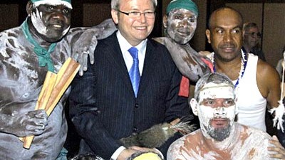 Ureinwohner in Australien: Premierminister Kevin Rudd posiert am 12. Februar 2008 mit Aborigines vor dem Parlamentsgebäude in Canberra.