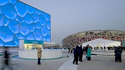 Olympische Spiele 2008: Das neue Schwimmstadion im blauen Licht neben dem Olympiastadion: Peking nähert sich Olympia.