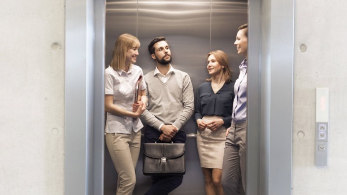Kolumne: Deutscher Alltag: "Wie geht's dir?" Gespräche zwischen Aufzug und Kantine könnten so einfach sein. Eigentlich.