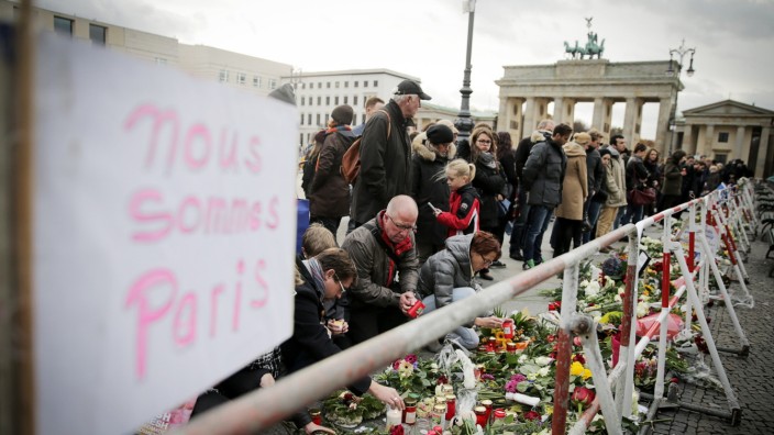 Nach Attentaten in Paris - Trauer