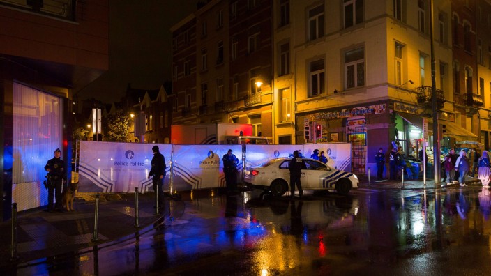 Terror in Paris: Polizeieinsatz in Molenbeek in der Nacht der Anschläge: Straßen wurden abgesperrt und mehrere Tatverdächtige festgenommen.