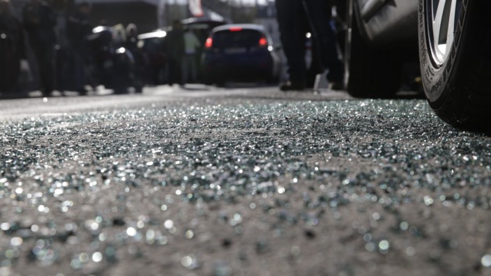 Anschläge von Paris: Glasscherben liegen auf dem Boden. Aus einem Auto heraus eröffneten die Attentäter das Feuer.