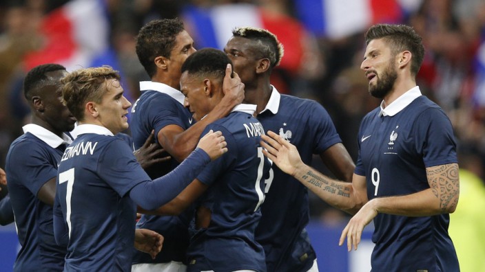 Frankreichs Fußball nach dem Terror: Olivier Giroud, rechts, jubelt mit den Teamkollegen. Da war im Stadion noch nichts vom Terror bekannt.