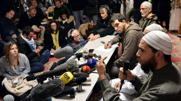 Terror in Paris: Imam Brahim El Khoul (rechts): Trauer über die Attentate, Ärger über Fragen nach dem Attentäter