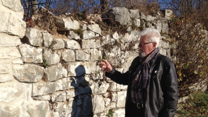 Engelthal: Heini Liebel macht sich für den Erhalt der Klostermauer Engelthal stark. Ein Stück wurde gerade saniert.