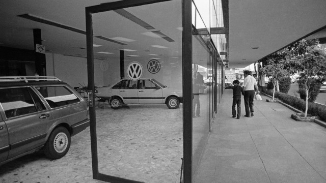 VW-Abgas-Skandal: Ein Showroom in Mexiko-City, 1986. Weltweit ist VW seit Jahrzehnten eine Marke.