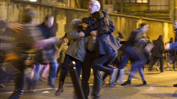 Paris nach den Anschlägen: Paris: Menschen auf der Flucht - und so bald wird die Angst nicht weichen.
