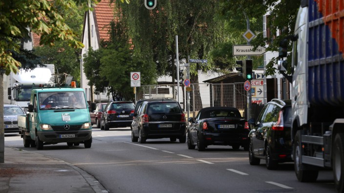 Allach/Untermenzing: Stoßstange an Stoßstange drängt sich der Verkehr durch die Eversbuschstraße. Seit Jahren steht ein Umbau Höhe Ludwigsfelder Straße an.