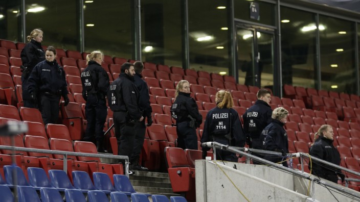 Terror in Paris: Einsatzkräfte sichern vor der Absage des Länderspiels das Stadion in Hannover.
