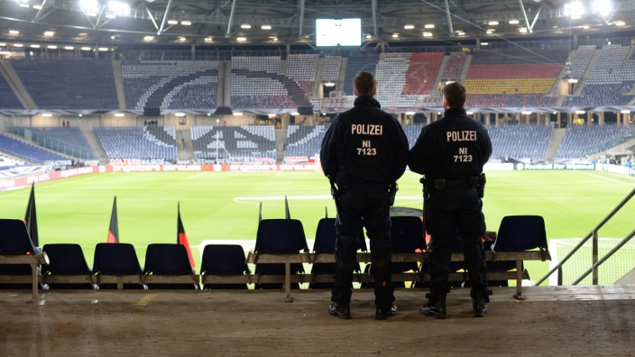 Abgesagtes Länderspiel: Kein Fußballspiel: Nur die Polizei hielt sich am Dienstag noch im Stadion von Hannover auf.