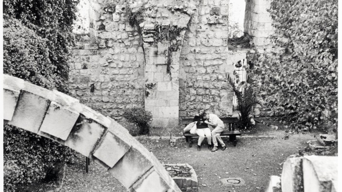 Lesung: Private Augenblicke im Fokus: Antike Mauern schirmen ein Liebespaar im jüdischen Viertel Jerusalems ab vom Rest der Welt.