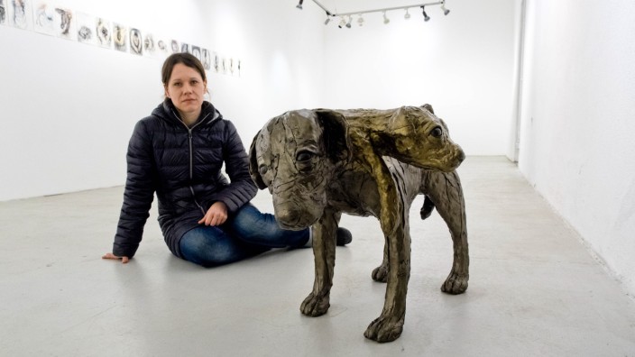 Ebersberg: Tanja Fender schuf mit der Skulptur eines zweiköpfigen Pawlow'schen Hundes das Bild einer gefesselten, ohnmächtigen Kreatur.