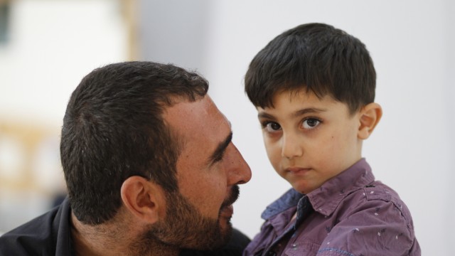Kriegsopfer: Der Fünfjährige Hadi hatte in Syrien einen schweren Unfall. Der Vater will ihn nach Europa bringen, damit er behandelt werden kann.
