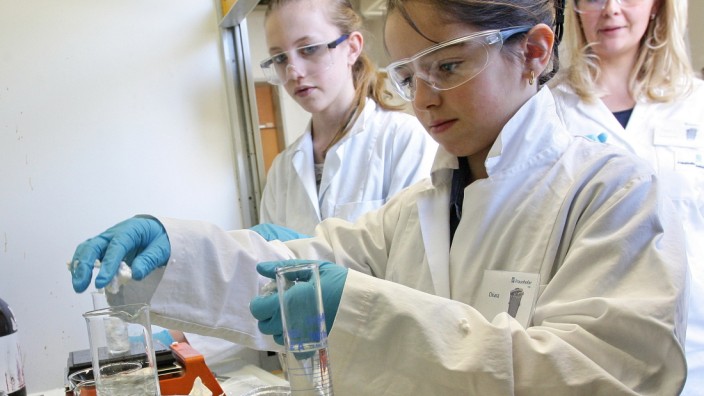 Berufswahl: Die bundesweite Veranstaltung Girl's Day (hier ein Bild von 2014) soll Mädchen für naturwissenschaftliche oder technische Berufe begeistern.