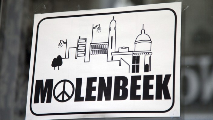 Nach den Anschlägen von Paris: Molenbeek, geschrieben mit einem Friedenszeichen als "O": Viele Bewohner wünschen sich, dass in dem Vorort wieder Frieden einkehrt. Der Ort sei nicht so schlimm wie sein Ruf, sagt der Leiter eines Jugendhauses.