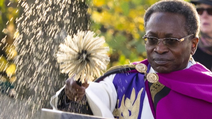 Zorneding: Pfarrer Olivier Ndjimbi-Tshiende hatte Sylvia Boher für ihre Aussagen kritisiert - dann nannte ihn Bohers Stellvertreter einen "Neger".