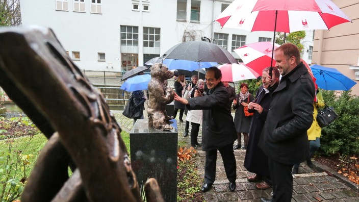Korbininansfest in Freising: Der Arpajoner Bürgermeister Christian Beraud freut sich über den Freisinger Bären mit der Bohne in der Hand. Diese ist das Wahrzeichen von Arpajon.