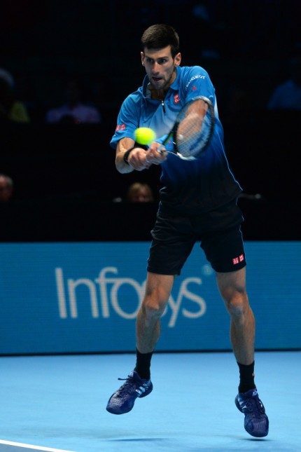 Tennis: Alles im Griff: Novak Djokovic (im Bild) schlägt Rafael Nadal und zieht ins World-Tour-Finale von London ein.