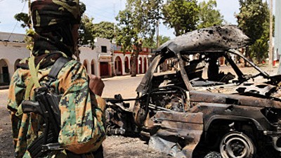 Bürgerkrieg im Tschad: Ein tschadischer Soldat vor einem ausgebranntem Auto in der Hauptstadt N'Djamena am 5. Februar 2008