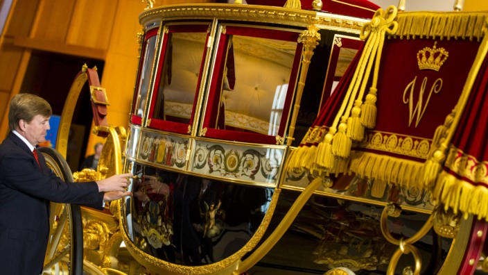 THE HAGUE King Willem Alexander looks at the Louwman Museum s restored glass coach glazen koets