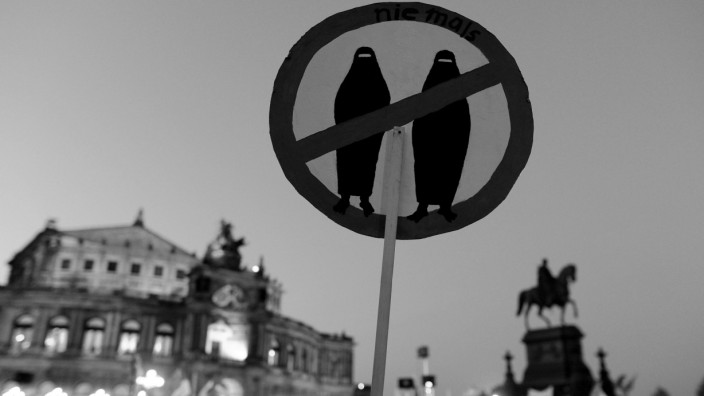 Was ist deutsch?: Angst vor der Verburkaisierung des Abendlandes: Plakat bei einer Pegida-Demonstration in Dresden.