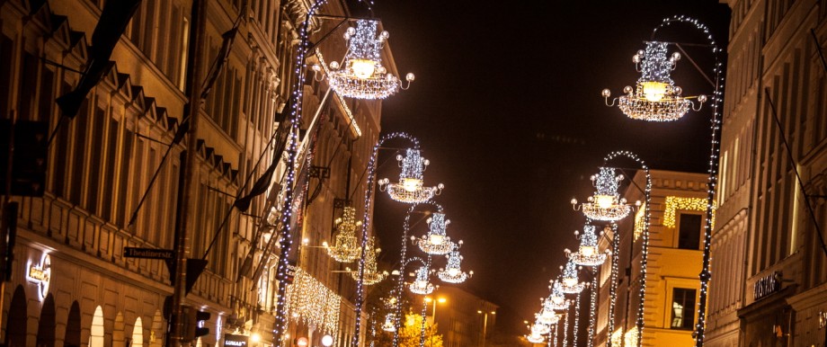 Schmuckfoto Weihnachtsbeleuchtung Brienner Straße gesehen vom Odeonsplatz, im Vordergrund Taxis