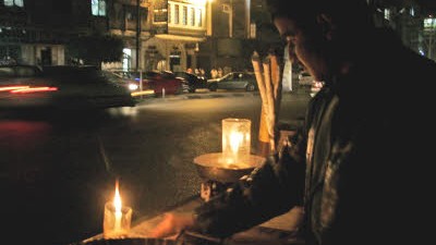 Nahost: Mit Kerzen behilft sich dieser Straßenhändler im Gaza-Streifen, nachdem das einzige Kraftwerk wegen Treibstoffmangels abgeschaltet worden war.