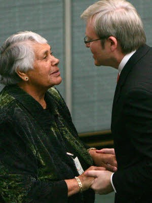 Premier Rudd spricht nach seiner Rede im australischen Parlament mit der prominenten Aborigine Lowitja O'Donoghue.