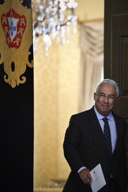 Neue Regierung: António Costa will Portugal mit einer Minderheitsregierung führen. Der Sozialist, der sich im Parlament auf zwei linke Gruppen stützt, hat Korrekturen am Sparkurs angekündigt.