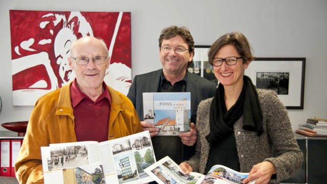 Poing: Stolz auf das neue Werk: Mitautor Ludwig Huber, Bürgermeister Albert Hingerl und Kulturreferentin Birgitta Nagel (von links).